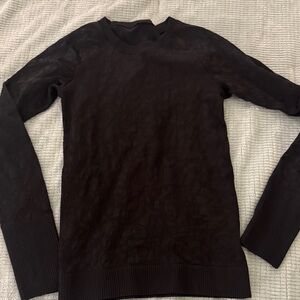 Women’s Lululemon Black textured long-sleeved shirt